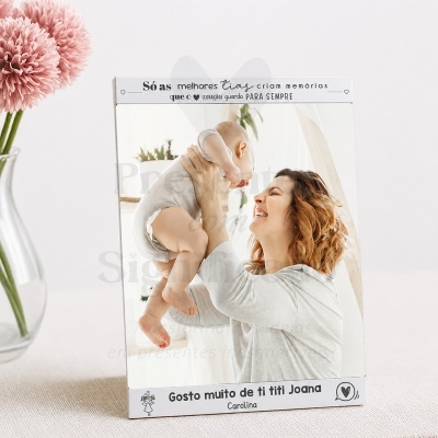 Espelho decorativo com texto em português e imagem refletida de mulher a segurar bebé