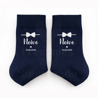 Meias azuis escuras com gravata borboleta branca, texto Noivo e data 15.08.2026