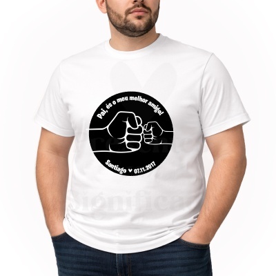 T-shirt branca com estampado preto de punhos a dar toque e texto em português