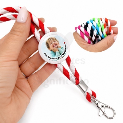 Cordão com riscas vermelhas e brancas e placa redonda com foto e texto para madrinha