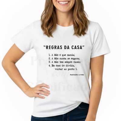 T-shirt branca com texto em português sobre regras da casa relacionadas à mãe