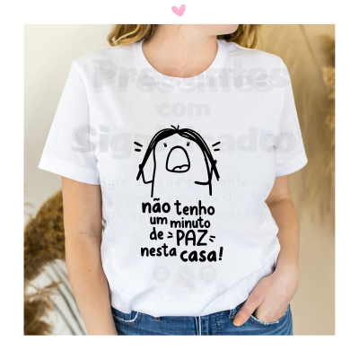 Camiseta branca com ilustração e texto preto
