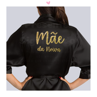 Robe de cetim preto com texto dourado Mãe da Noiva nas costas