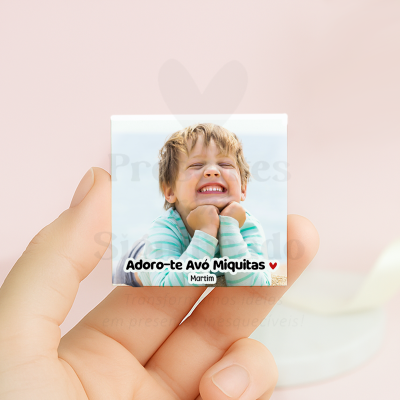 Quadrado personalizado com foto de criança sorridente e texto em português.