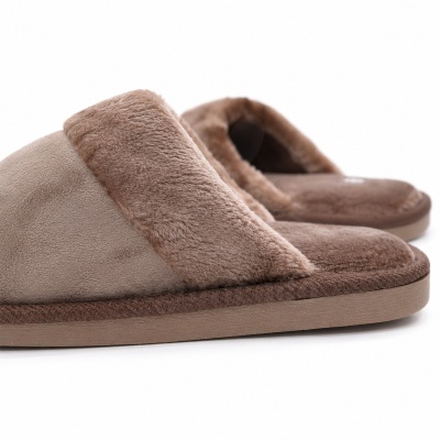 Pantufas castanhas com pelo macio e solado castanho claro