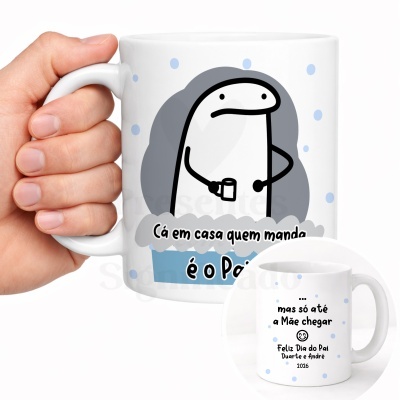 Caneca branca com desenho de personagem, bolinhas azuis e texto em português sobre família e dia do pai.