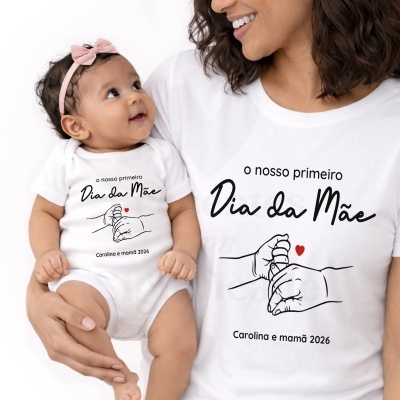 Body de bebé e t-shirt de mulher com texto sobre o primeiro Dia da Mãe