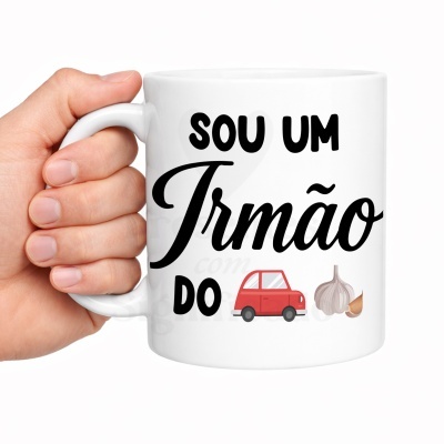 Caneca branca com texto SOU UM Irmão DO e desenhos de um carro vermelho e um alho.