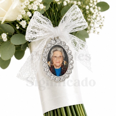 Bouquet de flores brancas com laço branco e medalhão com foto