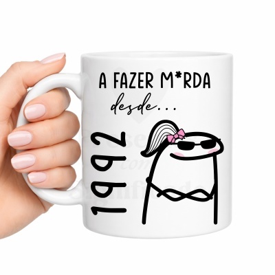 Caneca branca com texto e desenho de personagem com laço rosa e óculos escuros