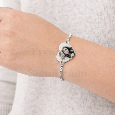 Pulseira prateada com pendente coração e foto gravada no pulso