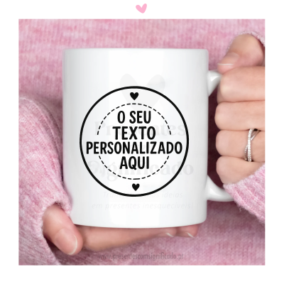 Caneca branca com texto personalizado a preto, segurada por mãos com camisola rosa