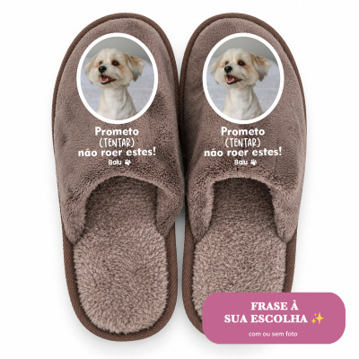 Chinelos castanhos felpudos com imagem de cão e texto