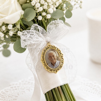 Bouquet de flores com rosas e medalhão dourado com foto