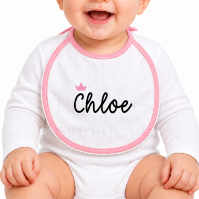 Babete branco com bordas cor-de-rosa e nome Chloe em preto com coroa rosa