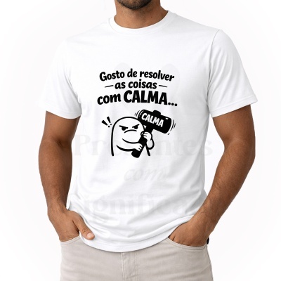 T-shirt branca com texto humorístico em preto e imagem de boneco irritado a segurar martelo