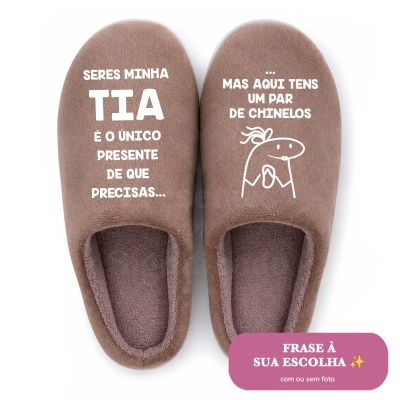 Chinelos castanhos com frase em branco e desenho simples imprimidos