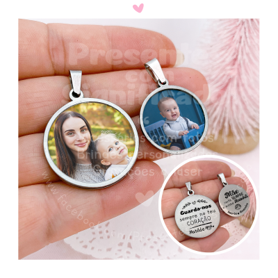 Pingentes redondos metálicos com fotos personalizadas e texto em português no verso, segurados por uma mão.