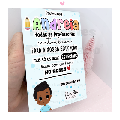 Placa decorativa para professora com texto colorido, lápis desenhado e ilustração de criança, fundo azul claro