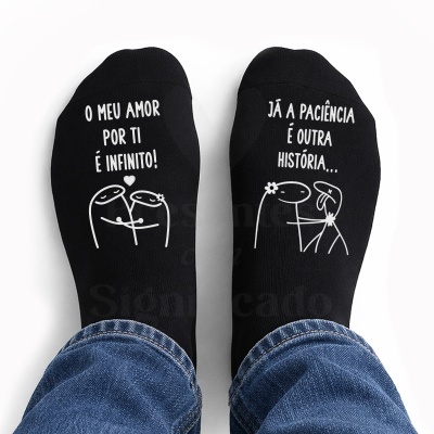 Meias pretas com texto e ilustrações brancas humorísticas em português.