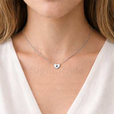 Colar prateado com pendente de coração e letra M