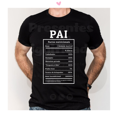 Homem com t-shirt preta com texto branco estilo tabela nutricional 'PAI'