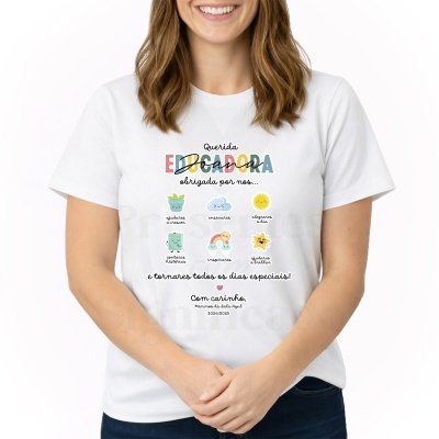 T-shirt branca com texto e ilustrações coloridas