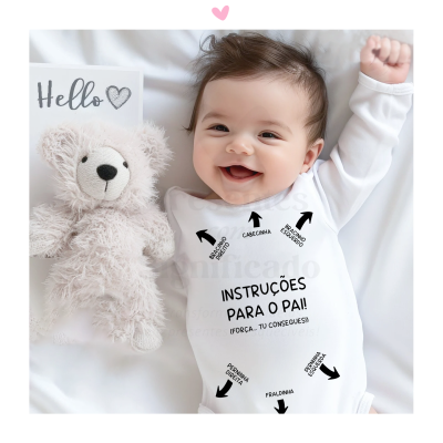 Bebé sorridente com body branco estampado e ursinho de pelúcia ao lado