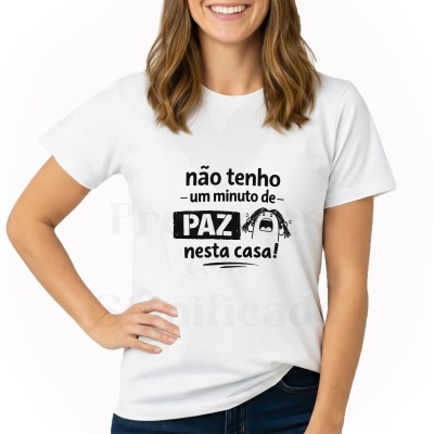 T-shirt branca com texto preto e desenho de criança a gritar