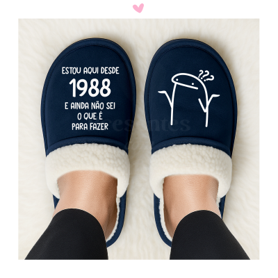 Chinelos de casa azuis com interior branco peludo e texto com desenho