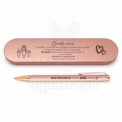 Estojo metálico e caneta rosa cobre com texto para mãe e desenhos de mãe com filhos e corações.