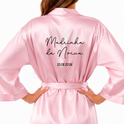 Robe rosa claro acetinado com texto Madrinha da Noiva e data impressa nas costas