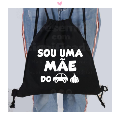Mochila preta com texto branco 'SOU UMA MÃE DO' e ícones de carro e alho