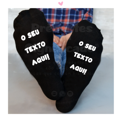 Meias negras com texto branco na sola usadas por pessoa sentada