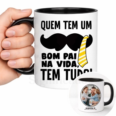 Caneca branca com bigode, gravata amarela e texto em português para o Dia do Pai, com foto de pai e filhos no verso.
