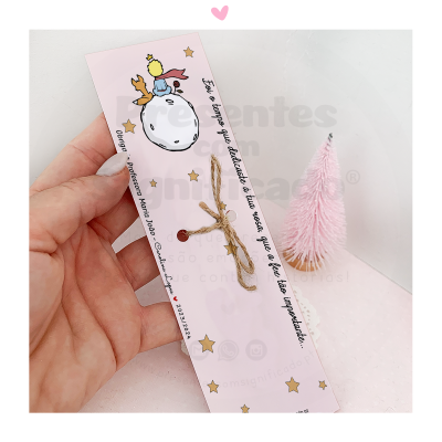 Marcador de livros rosa claro com ilustração de unicórnio e cordão castanho