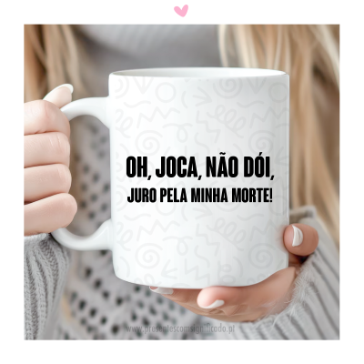 Caneca branca com texto em preto e padrão abstrato cinza claro