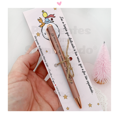 Caneta metálica rosa com cartão decorado do Pequeno Príncipe
