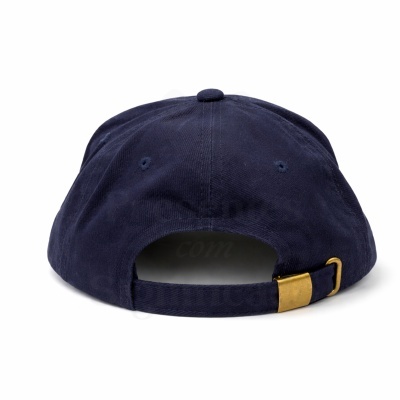 Boné azul escuro com fivela metálica dourada