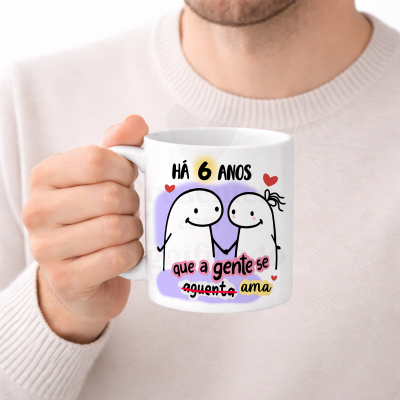 Caneca branca com ilustração e texto colorido sobre amor e relação de 6 anos.