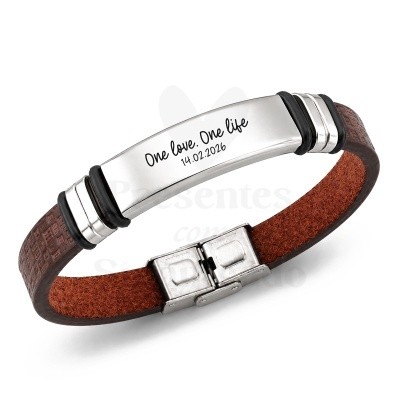 Pulseira de couro castanho com placa metálica prateada gravada