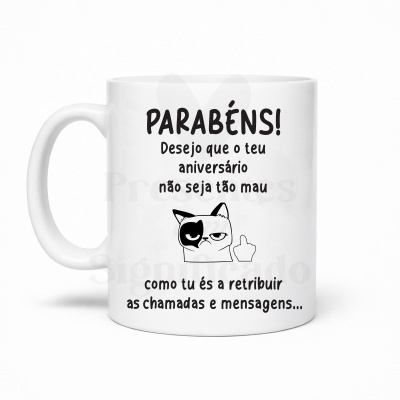 Caneca branca com texto e desenho de gato a mostrar dedo