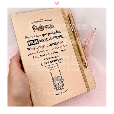 Caderno beige com texto personalizado para Patrícia e caneta dourada