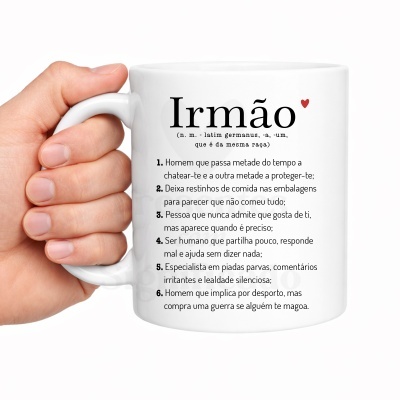 Caneca branca com texto humorístico sobre irmão em português