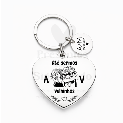 Porta-chaves metálico em forma de coração com mensagem e ilustração de casal idoso, anel com disco gravado