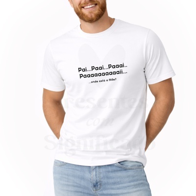 Homem com t-shirt branca com texto em português sobre pai e mãe.