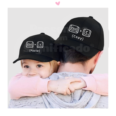 Duas crianças com bonés pretos com teclas de comando Ctrl C e Ctrl V impressas