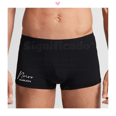 Cuecas boxer masculinas pretas com texto branco no lado esquerdo.