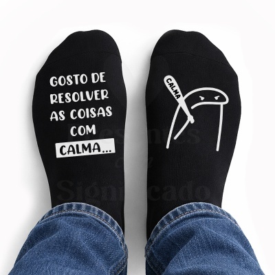 Par de meias pretas com mensagens humorísticas em branco