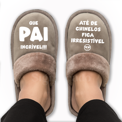 Chinelos castanhos com pelúcia e texto branco para pai.